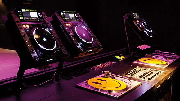 Three CDJs and two SL 1210 at Bob Beaman Nightclub Munich